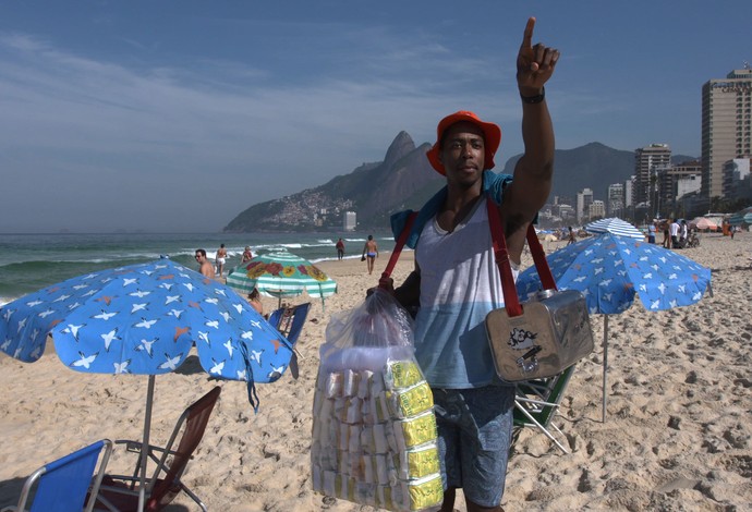 Meyinsse dá uma de vendedor na praia (Foto: Divulgação/NBA Brasil)