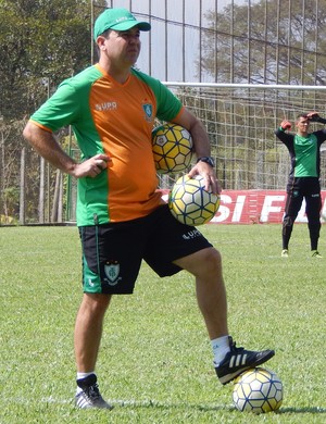 Enderson Moreira em treino do América-MG (Foto: Carlos Cruz/ Assessoria América- MG)