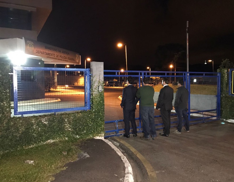 Do lado de fora, advogados aguardam presos temporários liberados (Foto: Anderson Grossl/RPC)