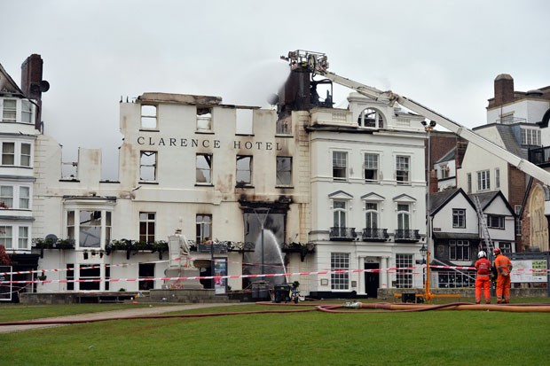 Royal Clarence Hotel, considerado o hotel mais antigo do Reino Unido, é destruído por um incêndio. (Foto: Ben Birchal/Associated Press)