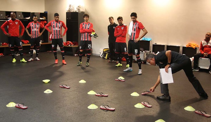 Osorio usa chinelos e pequenos cones para explicar posicionamento a jogadores (Foto: Rubens Chiri / saopaulofc.net)