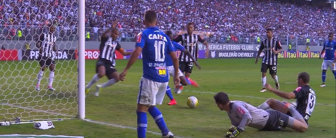 Riascos marca o segundo gol do Cruzeiro em cima do Atlético-MG (Foto: Reprodução / Premiere)