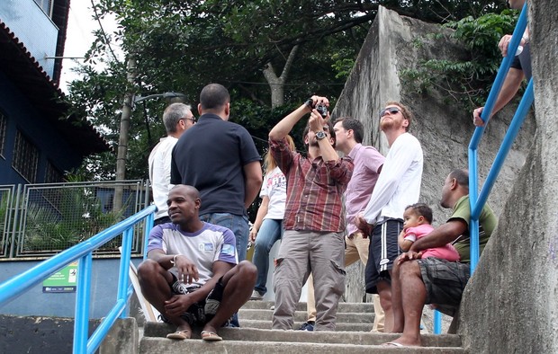 Atores do filme se Beber não case 3, visitam Morro Dona Marta (Foto: Delson Silva e Fábio Martins/AgNews)