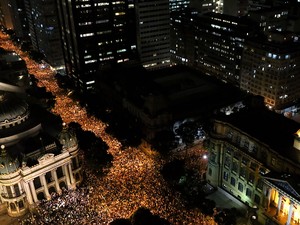 Vista aérea da manifestação na região do Teatro Municipal do Rio (Foto: Fabio Motta/Futura Press/Estadão Conteúdo)