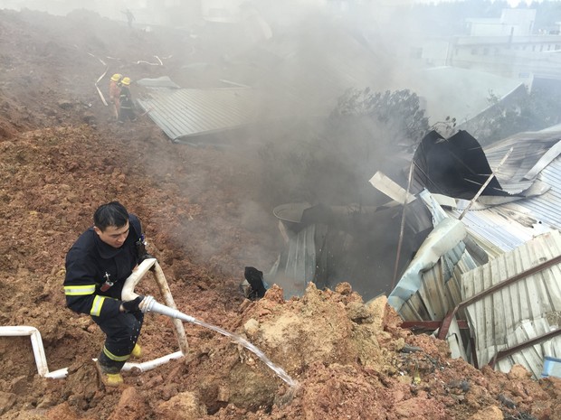 Um deslizamento de terra sepultou parte de um parque industrial e casas próximas na cidade de Shenzhen, em Cantão, neste domingo (20) (Foto: Reuters)