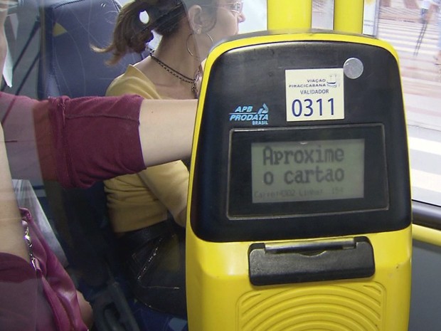 Ônibus de Santos não aceitarão mais pagamento em dinheiro (Foto: Reprodução/TV Tribuna)