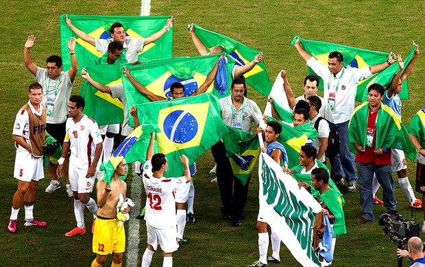 Taiti faixa agradecimento Brasil jogo Uruguai (Foto: Reuters)