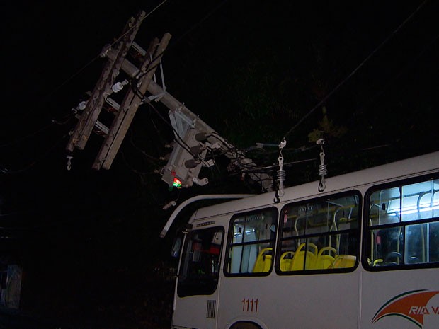 Ônibus bate em poste na Federação, em Salvador (Foto: Imagem/TV Bahia)