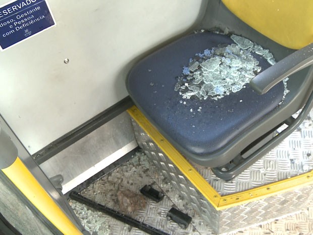 Ônibus foram atingidos por várias pedras, que quebraram vidros das janelas.  (Foto: Reprodução / TV Globo)