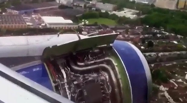 Imagem feita por passageiro mostra a turbina que teria tido problema (Foto: AFP)