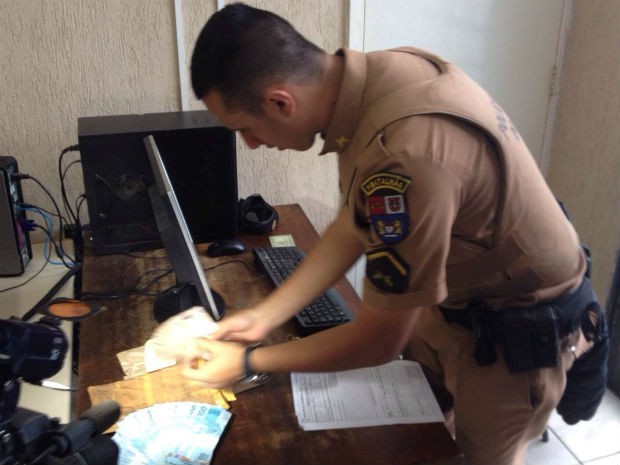 Envelope foi encontrado na garagem da casa em que a mulher mora (Foto: André Salamucha/RPC TV)