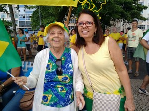 MANIFESTAÇÃO/RIO (13H23): &quot;Venho a todas as manifestações. Está muito bonito. Muita gente&quot; disse Lea Barretto, talvez a manifestante mais idosa do protesto que lotou a Praia de Copacabana. Dona Léa está com 92 anos e veio junto com a filha, Tereza Barrett (Foto: Nicolás Satriano / G1)