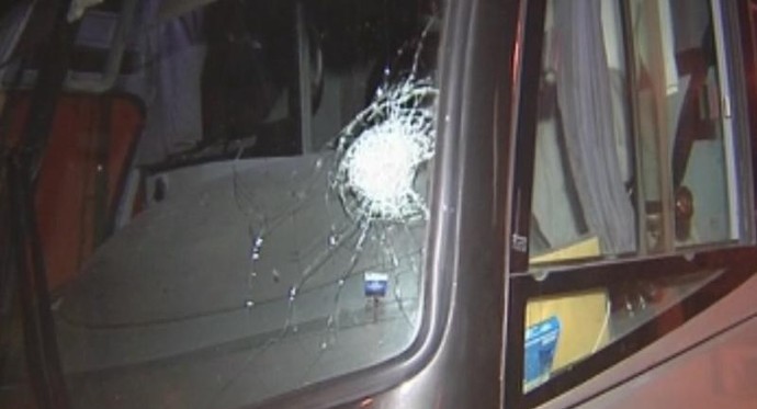 Ônibus do Independente, atingido por pedra (Foto: Reprodução / TV TEM)