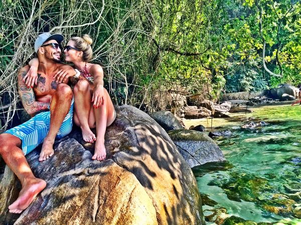 Ex-BBBs Fernando e Aline namoram em praia (Foto: Twitter/ Reprodução)