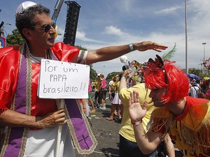 Folião Caique Torres aparece vestido de cardeal, em campanha por um Papa brasileiro, no bloco Sargento Pimenta, no Rio (Foto: Wagner Meier/G1)