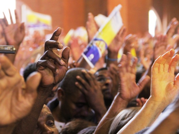 Romeiros levantam as mãos para celebrar o dia de Nossa Senhora Aparecida na Basílica. (Foto: Carlos Santos/G1)