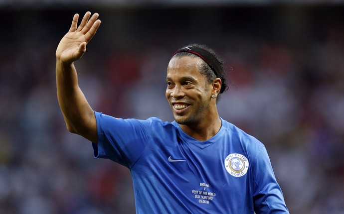 Ronaldinho Gaúcho amistoso na Inglaterra (Foto: Reuters)