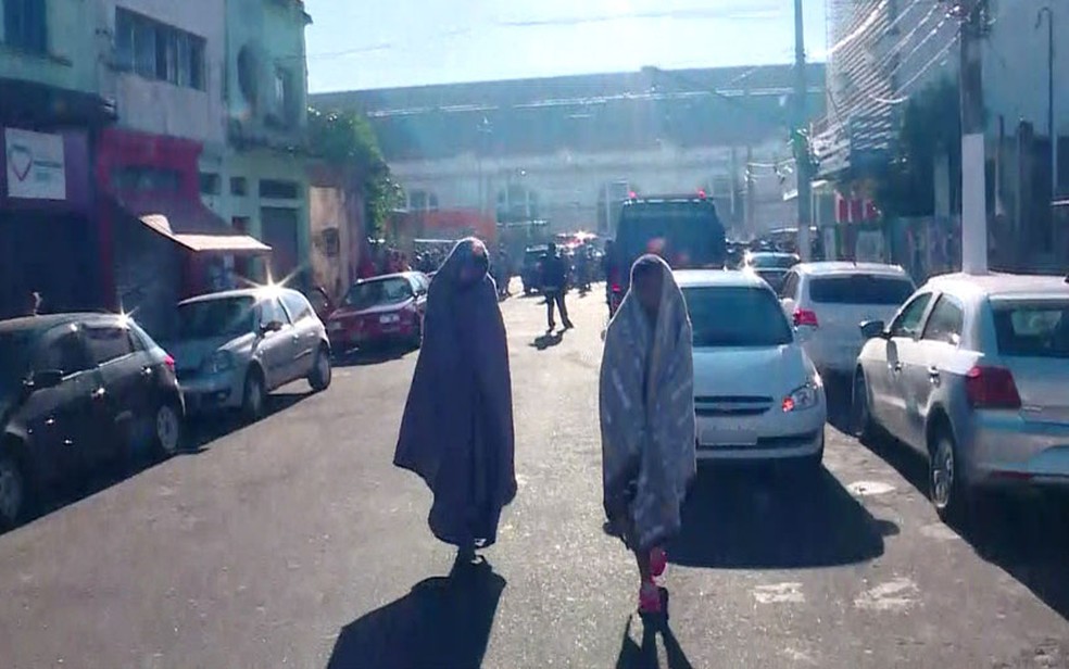 Após ação policial, usuários caminham por rua da região da Cracolândia (Foto: GloboNews/Reprodução)