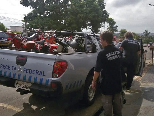 Motos são levadas em caminhonete da Receita Federal para Piracicaba (Foto: Gislaine Maia/Receita Federal)