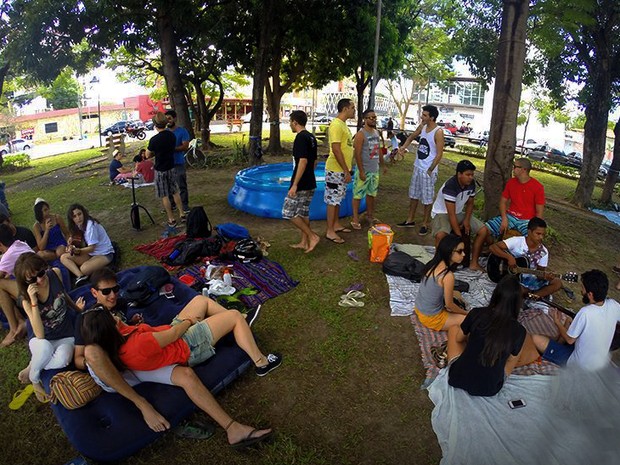 Jovens se reúnem em praça para ouvir música, conversar e praticar esportes (Foto: Arquivo/Praça Ação)