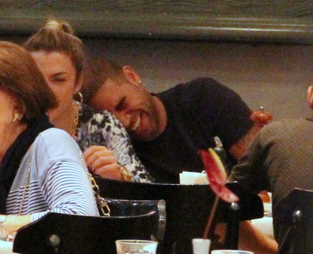 Jogador Adriano almoça com loira em shopping no RJ (Foto: Marcus Pavão/Agnews)