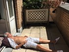 Caetano Veloso curte sol em varanda de hotel na Bélgica