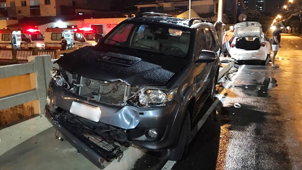 Carros bateram no viaduto Geraldo Mariz, em João Pessoa, na noite de segunda-feira (10) (Foto: Walter Paparazzo/G1)