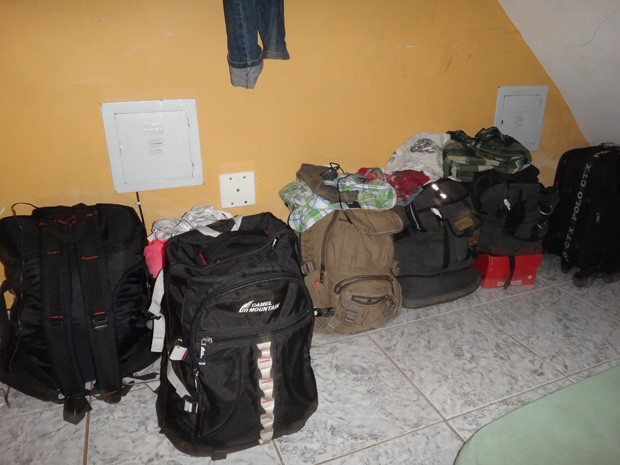 Polícia encontrou mochilas com roupas na casa onde estavam as pessoas  (Foto: Divulgação/Polícia Federal )