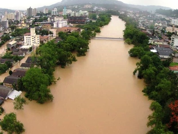 Chuva SC: rio Itajaí-Açu transbordou em Rio do Sul  (Foto: Sérgio Medeiros/Divulgação)