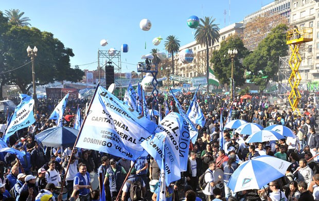 Centrais sindicais protestam nesta quarta-feira (27) na Praça 25 de Mayo, região central da cidade de Buenos Aires (Foto: Reinaldo Marques/Frame/AE)
