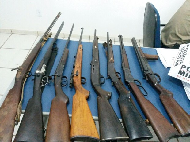 Armas apreendidas pela Polícia Militar (Foto: Divulgação / Polícia Militar)
