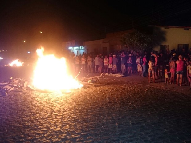 Moradores incendiaram moto após atropelamento em Caruaru (Foto: Jailson Lima/TV Asa Branca)