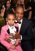 Blue Ivy, filha de Beyoncé, usa terninho rosa e rouba a cena no Grammy 2017