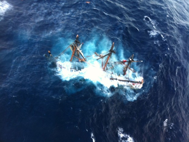 Navio afundou na costa da Carolina do Norte (Foto: AP/Petty Officer 2nd Class Tim Kuklewski/Guarda Costeira dos EUA)