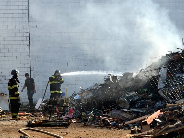 Bombeiros demoraram aproximadamente 10 minutos para controlar chamas em depósito em Piracicaba (Foto: Fernanda Zanetti/G1)
