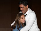 Junno Andrade recebe o carinho da filha após pré-estreia de peça