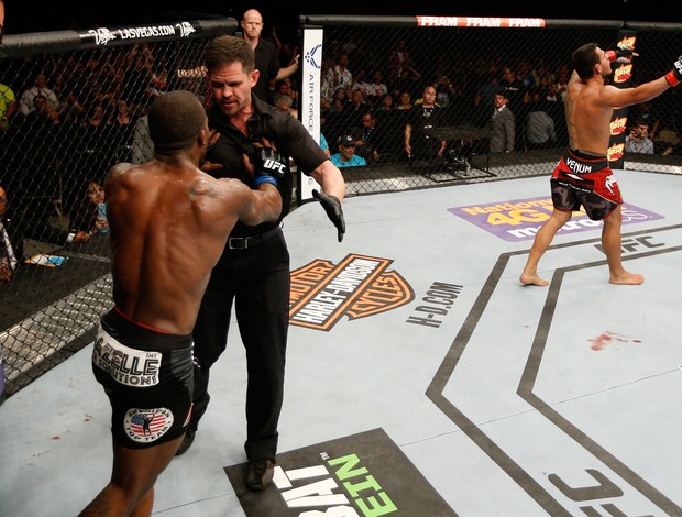 Jason High empurra árbitro Kevin Mulhall após derrota para Rafael dos Anjos (Foto: Getty Images) Jason High empurra árbitro Kevin Mulhall após derrota para Rafael dos Anjos (Foto: Getty Images)