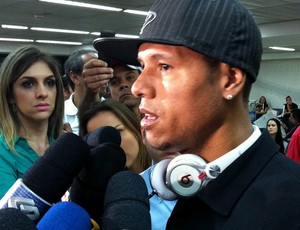 Luis fabiano brasil desembarque (Foto: Alexandre Lozetti)