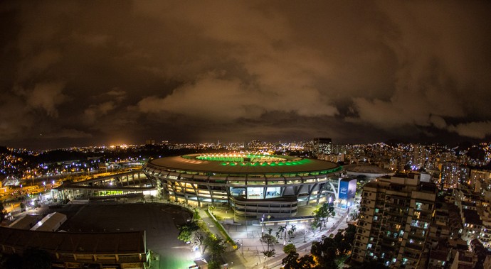 Maracanã iluminado verde e amarelo 100 dias para as olimpíadas (Foto: Roberto Rangel/Comitê Rio 2016)