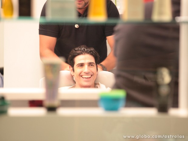 Reynaldo Gianecchini lavando os fios (Foto: TV Globo/Estrelas)