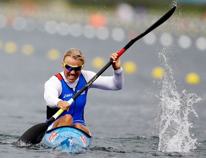 Josefa Idem chega em primeiro em sua bateria de semifinal (Foto: AP) Josefa Idem chega em primeiro em sua bateria de semifinal (Foto: AP)
