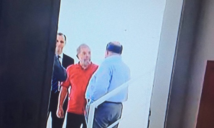 Ex-presidente Lula e o ex-presidente da OAS, Leo Pinheiro, no apartamento triplex no Guarujá  (Foto: TV Globo / Reprodução)