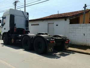 Carreta roubada é recuperada em Pindamonhangaba (Foto: Divulgação/Polícia Civil)