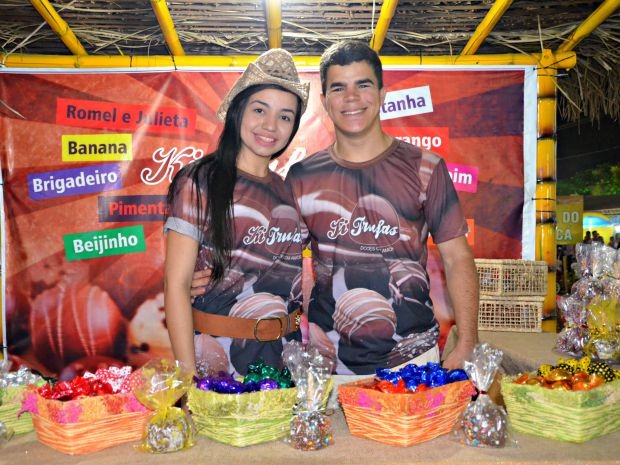 Gean Silva, de 20 anos, e Sara Gabriela, de 18 anos, vendem doces na Expoacre 2015 para casar (Foto: Caio Fulgêncio/G1)