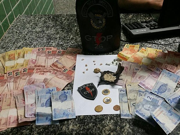 Porções de maconha e dinheiro apreendidos em casa no DF (Foto: Polícia Militar/Divulgação)