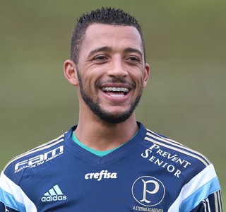 A quatro dias da estreia, Vitor Hugo segue recuperação e treina com bola