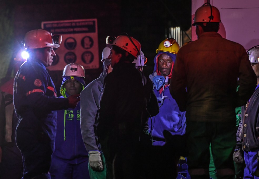 Mineiros em operação de busca em mina na área rural de Cucunubá, na Colômbia (Foto: Luis Acosta / AFP )
