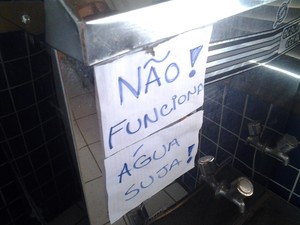 Além do problema no transporte, falta água na unidade (Foto: Tássia Aguiar / Sindeducação)