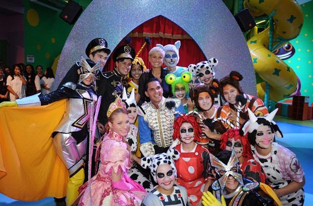 Xuxa com o elenco que anima as crianças no buffet (Foto: Divulgação)