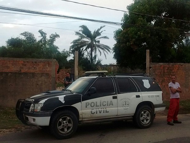 Polícia encontra três corpos em terreno de São Luís (Foto: João Ricardo Barbosa/G1)